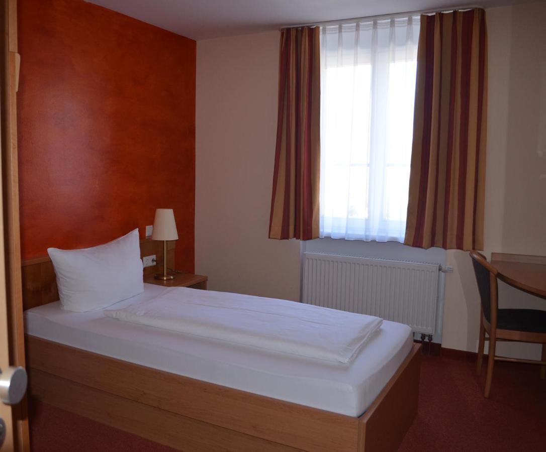 ראסטאט Hotel Zum Goldenen Mann מראה חיצוני תמונה